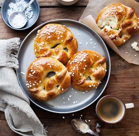 Süße Brezeln oder Brötchen