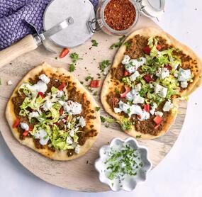 Türkische Pizza mit Hackfleisch