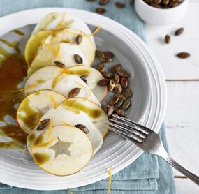 Kohlrabi-Apfel-Carpaccio mit Kürbiskernen