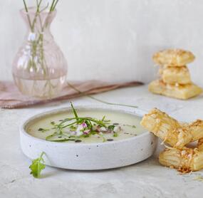 Kohlrabi-Cremesuppe mit Radieschen-Topping