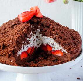 Maulwurfkuchen mit Erdbeeren