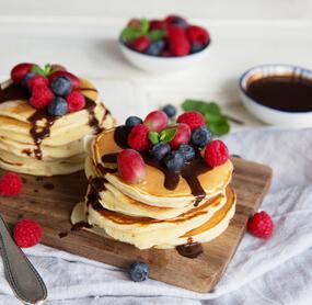 Pancakes mit Obst und Schokosoße