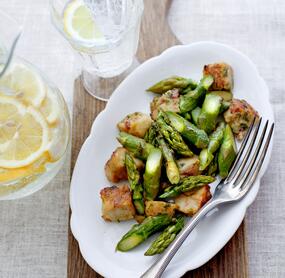 Serviettenknödel mit grünem Spargel