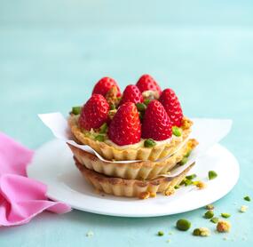 Vanilletartelettes mit Erdbeeren und Pistazienstreuseln