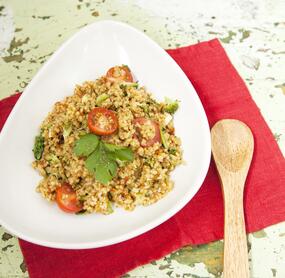 Einfacher Bulgursalat mit Tomaten und Feta