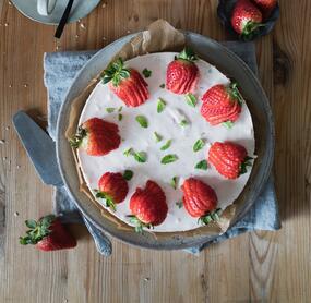 Erdbeer-Joghurt-Torte mit Müsliboden