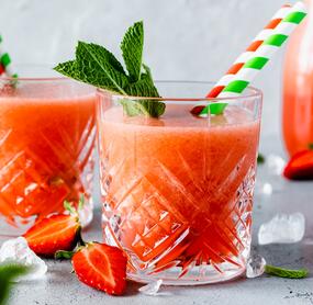 Erdbeerlimonade mit Minzblättern