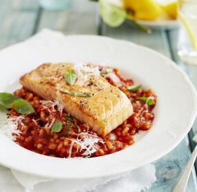 Gebratenes Lachsfilet mit Tomatenrisotto
