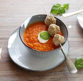 All-in-One-Paprikasuppe mit Reis und Hackbällchen