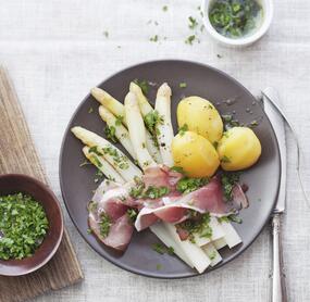 Spargel mit Kartoffeln und Katenschinken