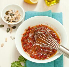 Zitronen-Tomaten-Dressing mit Nüssen