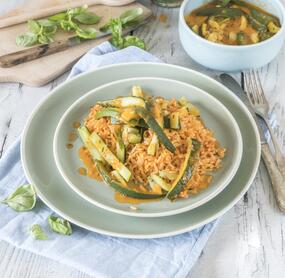Einfache Reispfanne mit Zucchini und Speck