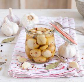 Eingelegter Knoblauch