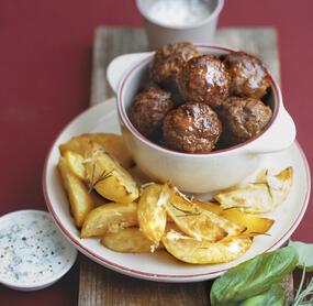 Hackbällchen mit Kartoffelspalten