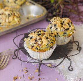 Holunder-Buttermilch-Muffins mit Streuseln