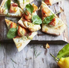 Kleine Lachs-Pizza-Ecken