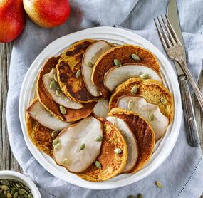 Kürbispancakes mit gedünsteten Birnenscheiben