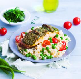 Zartes Lachsfilet mit Bärlauchhaube auf Risotto