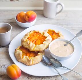 Aprikosenküchlein mit Crème fraîche