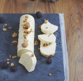 Mandelparfait mit Brombeeren und Amarettini