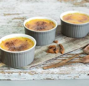 Orangen-Crème-brûlée mit Mandelkrokant