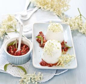 Quarkmousse mit Erdbeer-Minzsalsa