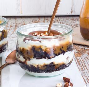 Schichtdessert mit Karamellsoße