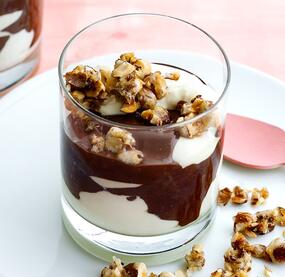 Vanille-Schoko-Dessert mit Haselnüssen