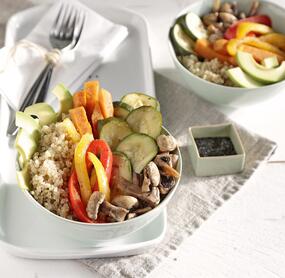 Veggie-Bowl mit schwarzer Sesamsoße