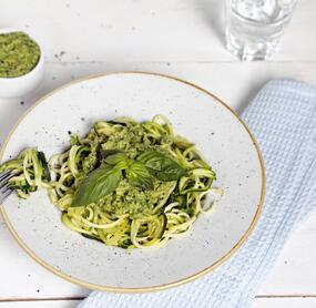Zoodles mit Avocadopesto