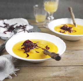 Kürbissuppe mit frittierter Roter Bete