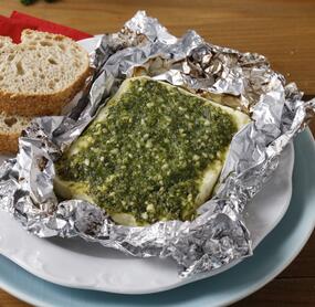 Heißer Feta mit Petersilienpesto