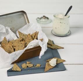 Kernige Cracker mit Käsedip