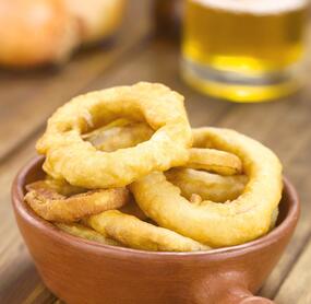 Zwiebelringe im Bierteig