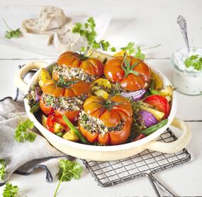 Gefüllte Tomaten mit buntem Ofengemüse