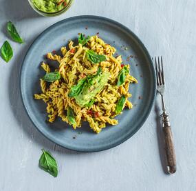 Schnelle Linsen-Pasta mit Avocado-Tomaten-Pesto