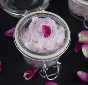 Pflegendes Rosenblütenpeeling