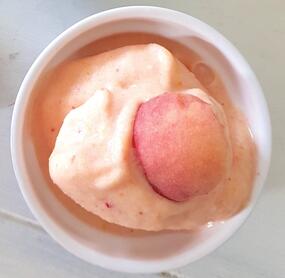 Schnelles Pfirsicheis mit Skyr