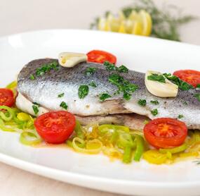 Gedämpfte Kräuterforellen auf Lauchgemüse