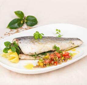 Wolfsbarsch mit Gemüse-Linsen-Salat