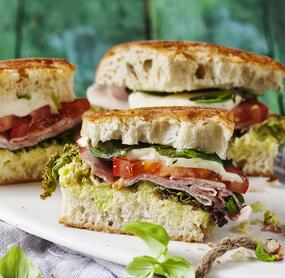 Panini mit Tomate, Mozzarella, Schinken und Avocadocreme
