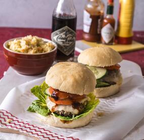 Cheeseburger mit Coleslaw