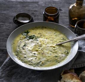 Erbsensuppe mit Créme fraîche und Speck