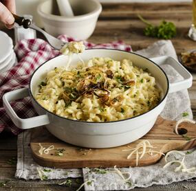 Klassische Käsespätzle mit Zwiebeln