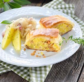 Kartoffelstrudel mit Sauerkraut und Schinken