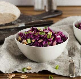 Rotkohlsalat mit Apfel und Walnüssen