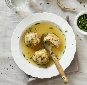 Speckknödel in Brühe