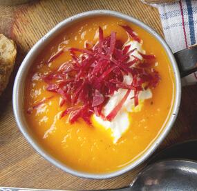 Wärmende Süßkartoffel-Kürbissuppe mit Karotten