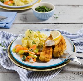 Fischstäbchen mit Kartoffelstampf und Gemüse