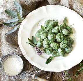 Spinatklößchen mit Salbei